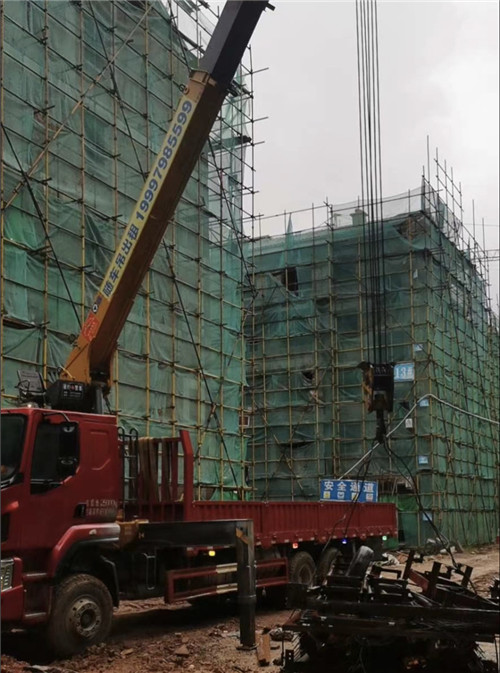 郫都区“慢工细活”—— 吊车的 “微动控制” 技术