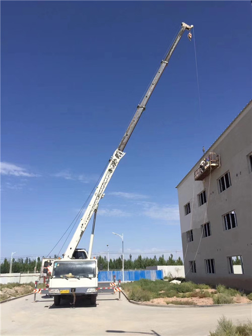 郫都区“轻装强干”—— 吊车的 “轻量化臂架” 技术